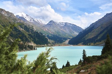 Almaty'deki Bao Dağı Gölü. Güzel doğa, güneşli Kazakistan yaz yeşil manzara