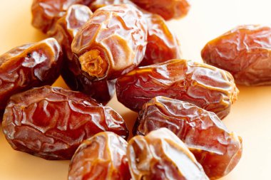 Tarihler masada yakın çekim. Kurutulmuş meyveler, sağlıklı ve diyet gıda