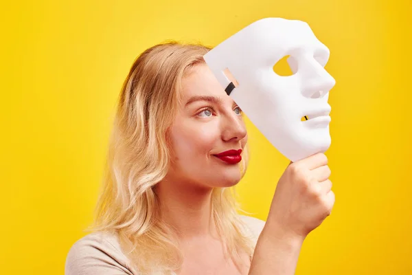 Pessoa Feminina Emocional Com Máscara Branca Fundo Amarelo Conceito Fraude — Fotografia de Stock
