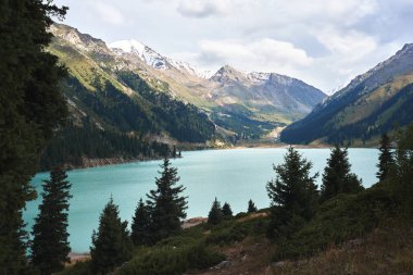 Almaty'deki Bao Dağı Gölü. Güzel doğa, güneşli Kazakistan yaz yeşil manzara