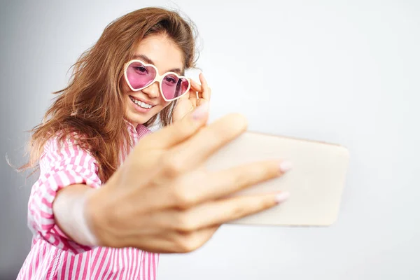 Joven Blogger Divertido Asiática Girlmakes Selfie Cámara Del Teléfono Sobre — Foto de Stock