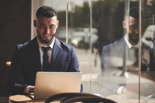 Alegremente Sonriente Asiático Kazajo Hombre Negocios Trabajando Con Ordenador Portátil —  Fotos de Stock