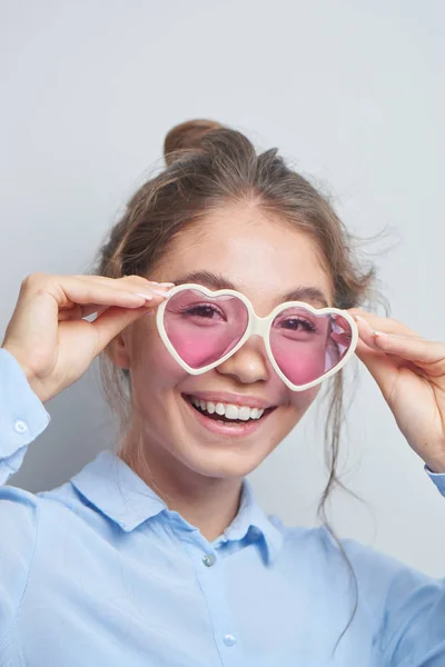 肖像一个开朗的亚洲哈萨克年轻女子在时尚的眼镜穿着休闲微笑快乐地隔离在白色背景 — 图库照片