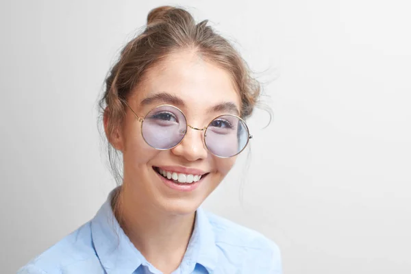 Portrait Une Jeune Femme Kazakh Asiatique Joyeuse Dans Des Lunettes — Photo