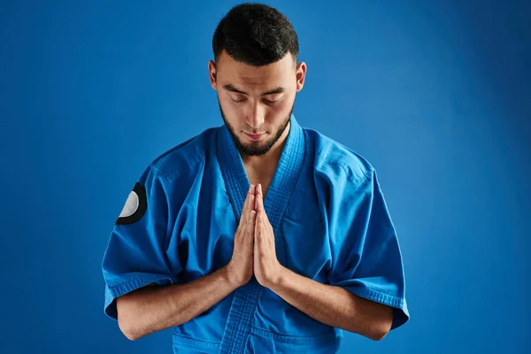 Asiatisk Kasakhisk Karate Fighter Kimono Uniform Viser Hænder Gestus Blå - Stock-foto