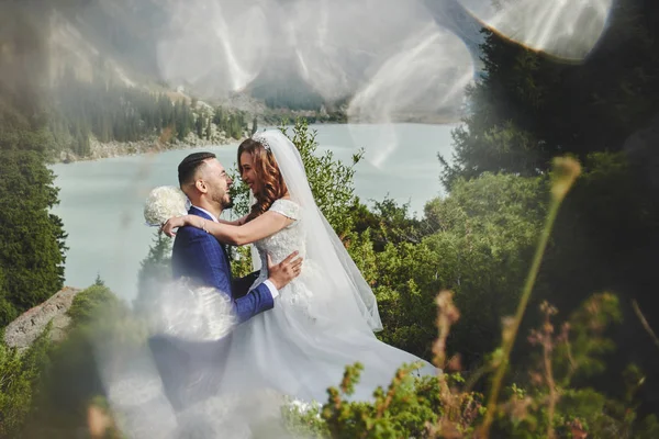 Όμορφη Φωτογραφία Γάμου Στη Λίμνη Μάουντεν Χαρούμενο Ασιατικό Ζευγάρι Στην — Φωτογραφία Αρχείου