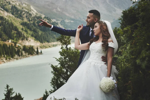 Красивое Свадебное Фото Горном Озере Счастливая Влюбленная Азиатская Пара Невеста — стоковое фото