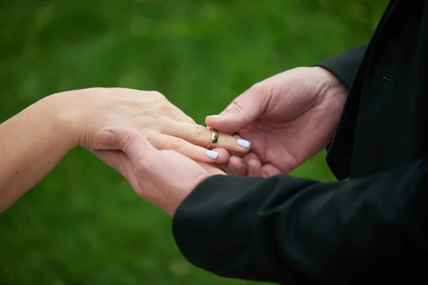 新娘和新郎的手与结婚戒指 一个男人提出一个求婚的女人 浪漫的婚礼照片 — 图库照片
