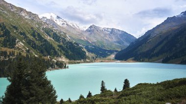 Almaty'deki Bao Dağı Gölü. Güzel doğa, güneşli Kazakistan yaz yeşil manzara