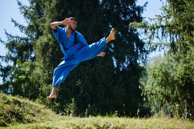 Asya Kazak karate savaşçı kopya alanı ile bir yaz güzel doğa manzara mavi kimono üniforma mücadele