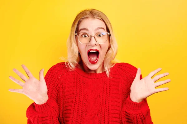 Upphetsad Flicka Klädd Rött Casual Och Glasögon Öppnade Munnen Överraskning — Stockfoto