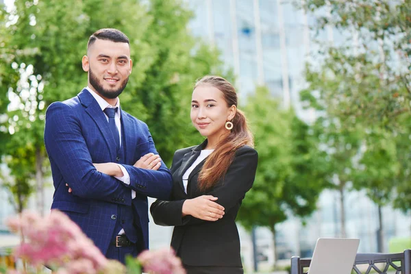 Reunión Dos Socios Comerciales Fuera Oficina — Foto de Stock