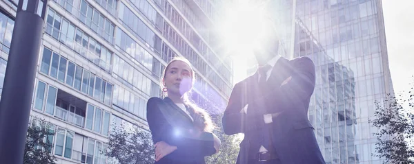 Rencontre Deux Partenaires Commerciaux Dans Cadre Bâtiment Verre — Photo