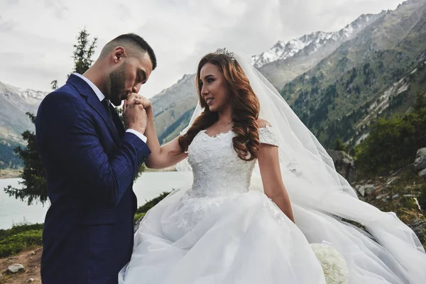 Schönes Hochzeitsfoto Bergsee Glückliches Asiatisches Verliebtes Paar Braut Weißen Kleid — Stockfoto