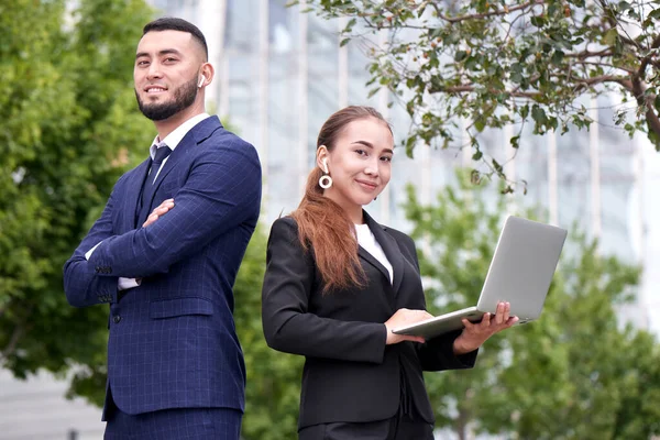 Homme Affaires Femmes Affaires Agents Immobiliers Avec Ordinateur Portable Extérieur — Photo