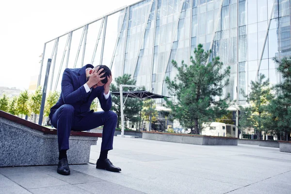 Financier Ruiné Homme Affaires Désespéré Entrée Immeuble Bureaux Verre Concept — Photo