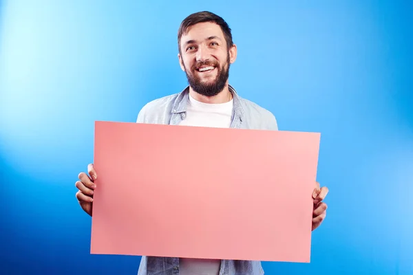 Knappe Bebaarde Blanke Man Met Blanco Roze Poster Bord Handen — Stockfoto