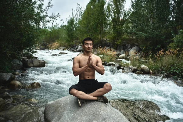 Казахский Мускулистый Спортсмен Тренируется Упражняется Реке Природе Азиатский Красавчик Делает — стоковое фото
