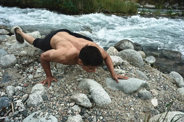 Казахский Мускулистый Спортсмен Тренируется Упражняется Реке Природе Азиатский Красавчик Делает — стоковое фото