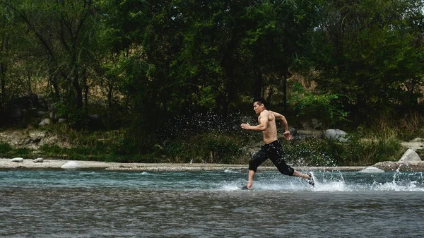 亚洲运动员在河上晨跑 哈萨克慢跑者在自然特写 — 图库照片