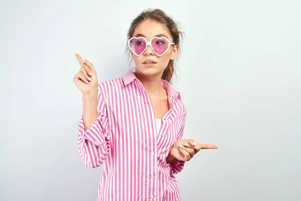 Elegante Jovem Cazaque Menina Mostra Dedos Para Lados Lugar Vazio — Fotografia de Stock