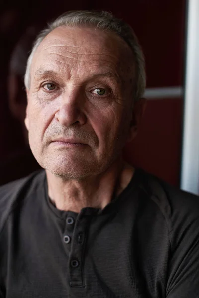 Portrait Bel Homme Âgé Sérieux Aux Cheveux Gris Élégamment Habillé — Photo