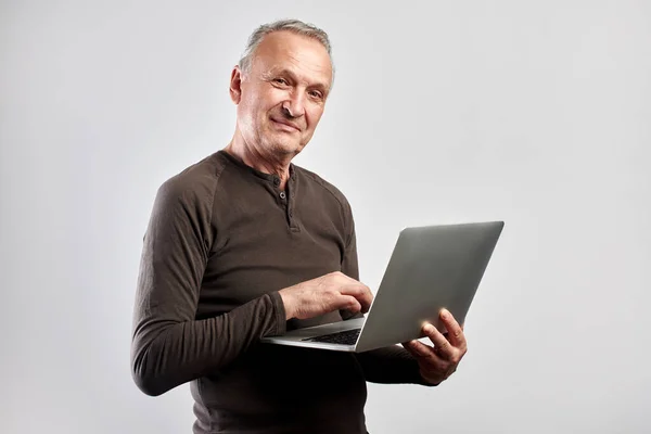 Homme Âgé Élégant Avec Ordinateur Portable Dans Les Mains Paie — Photo