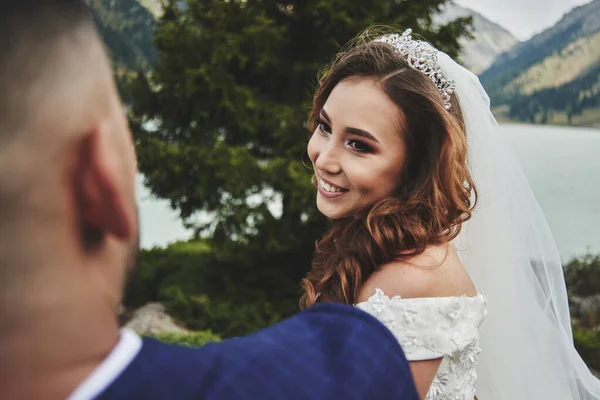 Foto Casamento Casal Asiático Cazaque Amoroso Natureza Uma Bela Noiva — Fotografia de Stock