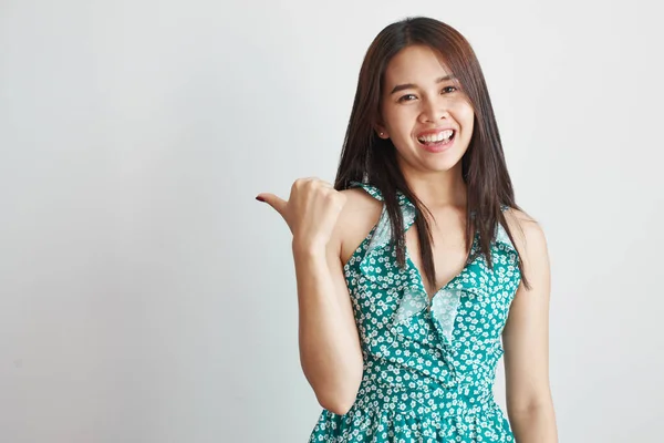 Joven Chica Tailandesa Bastante Morena Vestido Verano Sonríe Amablemente Señala —  Fotos de Stock