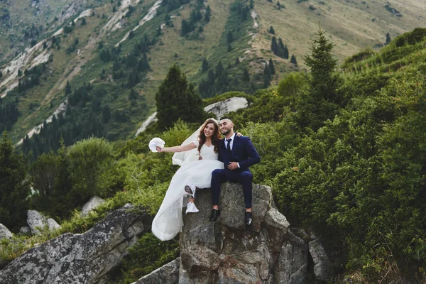 Mooie Bruiloft Foto Bergmeer Gelukkig Aziatische Paar Verliefd Bruid Witte — Stockfoto