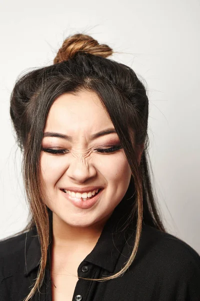 Красива Казахська Азіатська Жінка Чорному Модним Булочком Волосся Голові Посміхається — стокове фото
