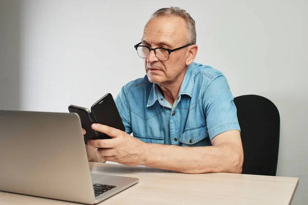 Homme Caucasien Âgé Dans Des Lunettes Avec Une Expression Sérieuse — Photo