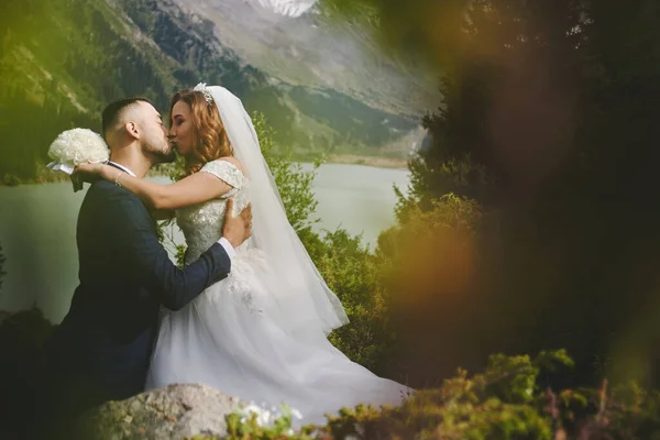 Bela Foto Casamento Lago Montanha Feliz Casal Asiático Amor Noiva — Fotografia de Stock