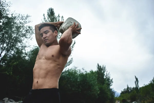 Homem Atleta Muscular Cazaque Treina Exercita Beira Rio Natureza Asiático — Fotografia de Stock