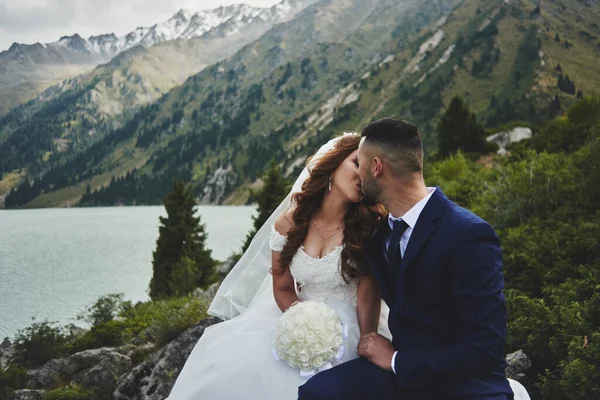 Beautiful Wedding Photo Mountain Lake Happy Asian Couple Love Bride — Stock Photo, Image