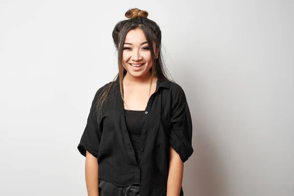 Bonita Cazaque Asiático Jovem Mulher Preto Com Moderno Coque Cabelo — Fotografia de Stock