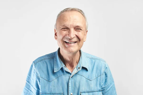 Retrato Homem Idoso Caucasiano Sorrindo Fundo Estúdio Branco Bonito Aposentado — Fotografia de Stock