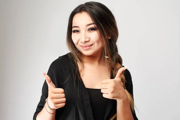 Joven Atractivo Asiático Kazakh Morena Mujer Sonriendo Mostrando Los Pulgares —  Fotos de Stock