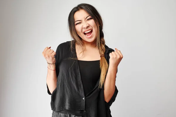 Vellykket Asiatisk Kazakh Dame Lykkelig Knyter Knyttnever Jubler Seier Flaks – stockfoto