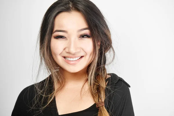 Cerca Retrato Una Joven Atractiva Chica Asiática Kazaja Sonriendo Con —  Fotos de Stock