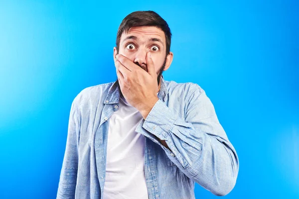 Verrast Baard Man Met Geschokte Uitpuilende Ogen Bedekt Zijn Mond — Stockfoto