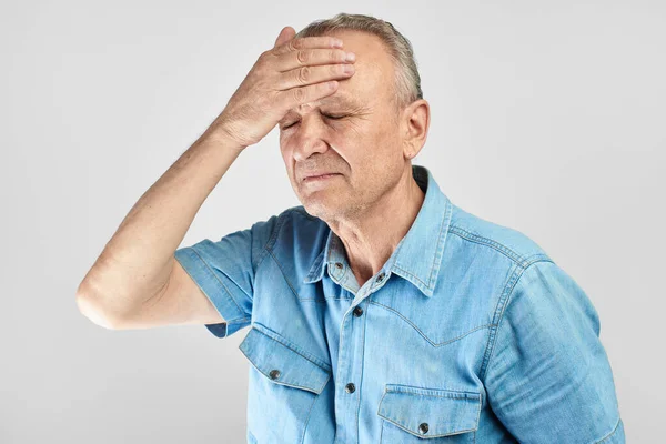 Anciano Hombre Pelo Gris Con Expresión Dolor Cara Poner Mano — Foto de Stock