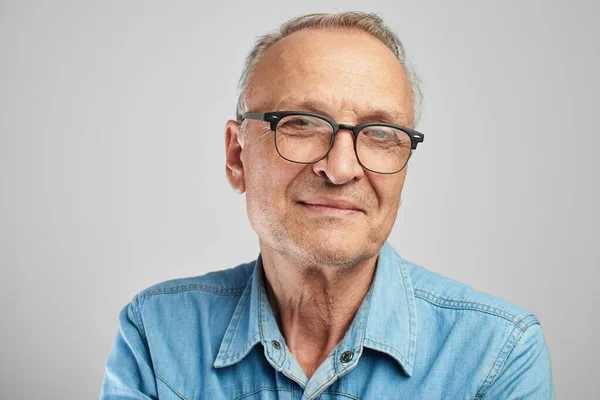 Πορτραίτο Ενός Καυκάσιου Ηλικιωμένου Γυαλιά Που Χαμογελά Λευκό Φόντο Στούντιο — Φωτογραφία Αρχείου