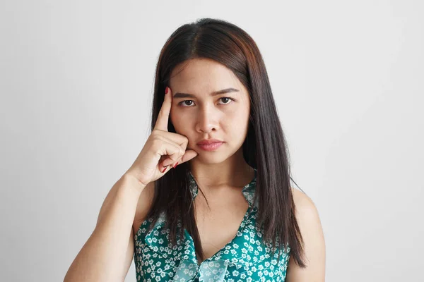 Inteligente Asiático Tailandés Estudiante Chica Muestra Dedo Cabeza Cerebro Mente —  Fotos de Stock
