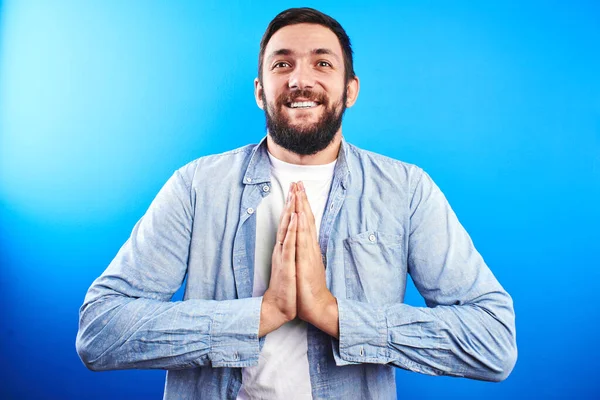 Vriendelijk Vriendelijke Blanke Man Met Baard Glimlachend Met Handen Gevouwen — Stockfoto