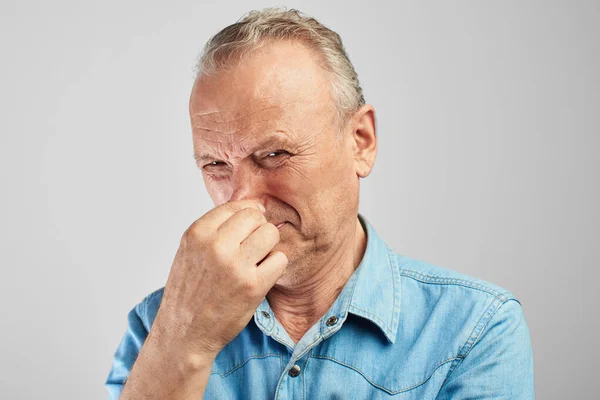 Vecchio Dai Capelli Grigi Chiude Naso Con Mano Sente Odore — Foto Stock