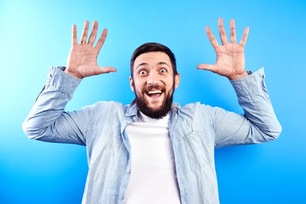 Opgewonden Man Met Baard Toont Tien Vingers Lacht Vrolijk Geïsoleerd — Stockfoto