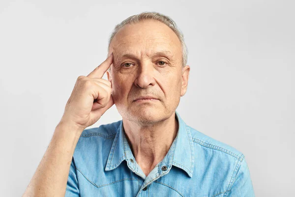 Пожилой Человек Показывает Пальцем Голову Белом Фоне Старческие Заболевания Слабоумие — стоковое фото