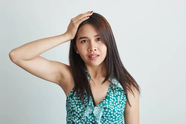 Confundida Tailandesa Chica Asiática Aferrándose Cabeza Pánico Aislada Estudio Blanco —  Fotos de Stock