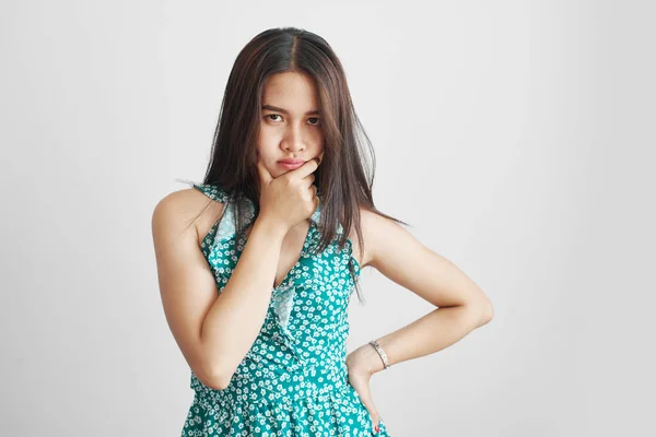 Verdutzte Asiatische Thailänderin Mit Nachdenklichem Gesichtsausdruck Sommergrünen Kleid Hält Ihr — Stockfoto